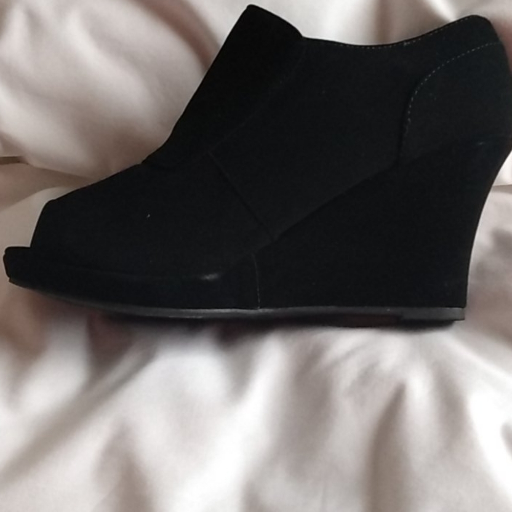 Shoes - Picture 2 of 5